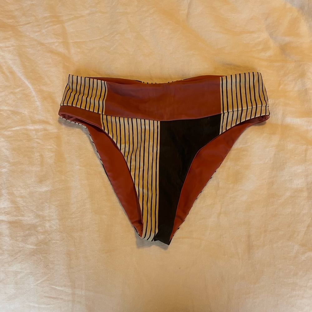 🌊Rip curl high waisted bikini bottoms. Medium
